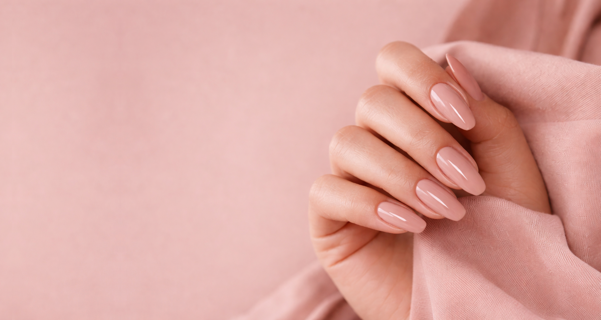 Mão com unhas em nude rosado